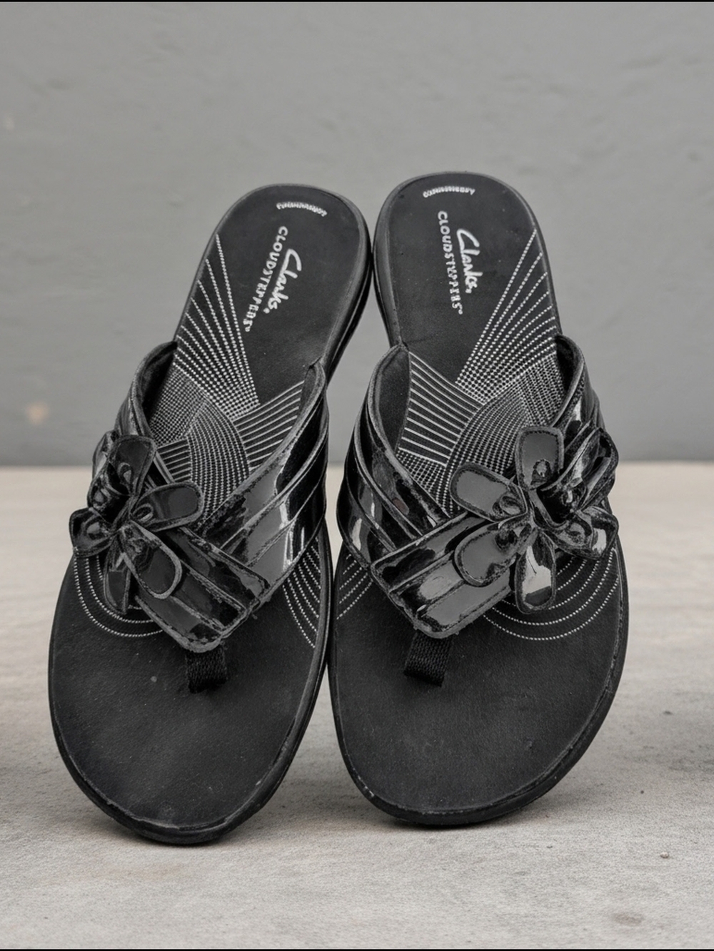 Almost New Clarks Black Patent Floral Thong Sandals Size 8